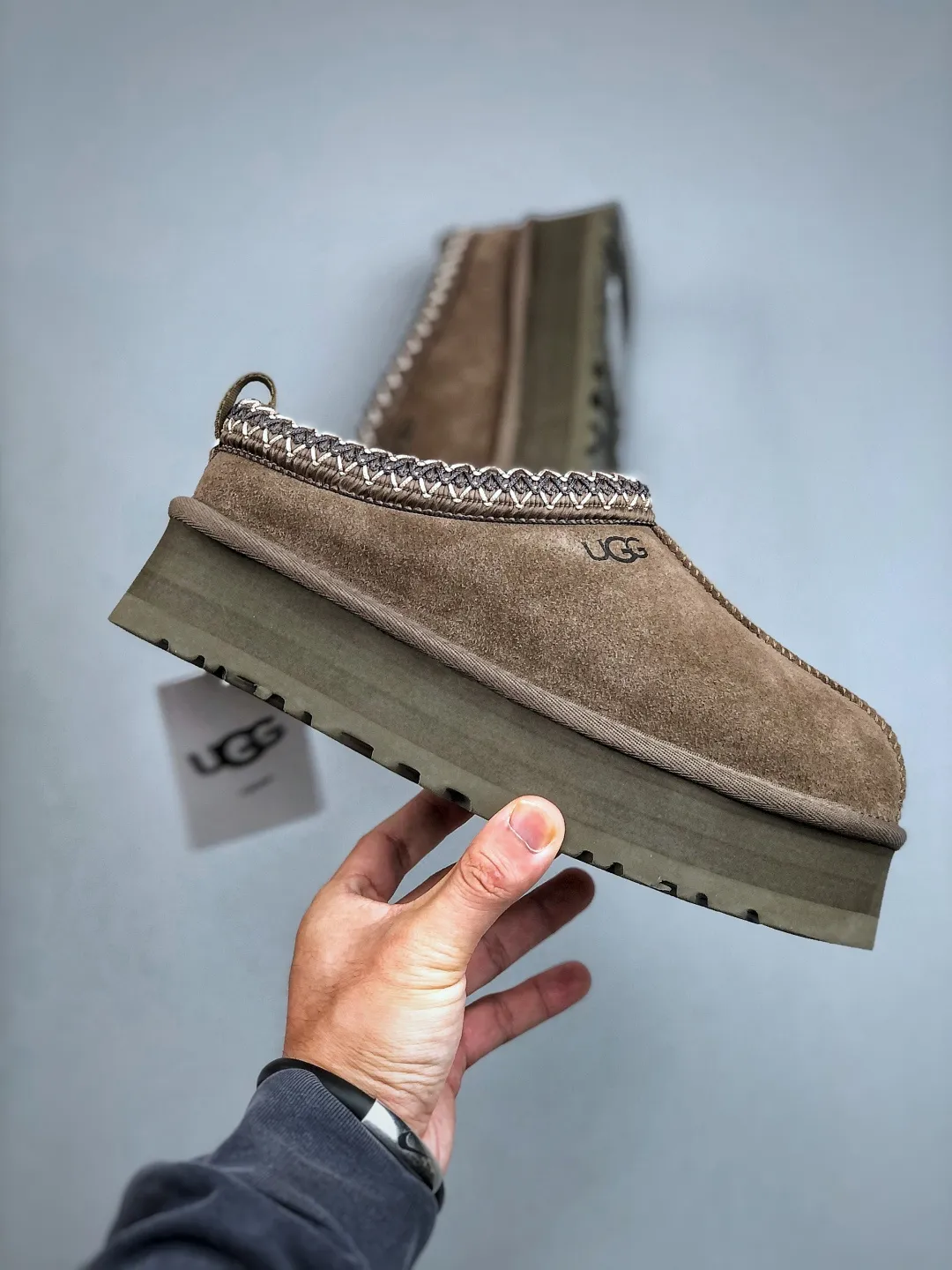 Local self-pickup💰560 supports store placement. The top version on the market. UGG Tazz ethnic style thick-soled women's model. Xiaohongshu's hot model. Produced by a major foreign trade factory in Guangzhou. From toe to insole, genuine sheep fur. Independent outer box packaging. Chip. With waterproof technology. Differentiating from any version on the market. 5cm thick sole. Independently developed original outsole. Cashmere insole. Keep warm when going out in winter. It is a very suitable choice for home use. In the new year, uug has launched a style series, which is partially biased towards the preferences of young consumers. It has also moved to the forefront of fashion trends. Shoe body material. Water-repellent coated suede upper. 17mm UGGPURE™ implanted wool insole. Lightweight non-slip and comfortable rubber outsole. With brand LOGO. With full packaging. Size: 35-40